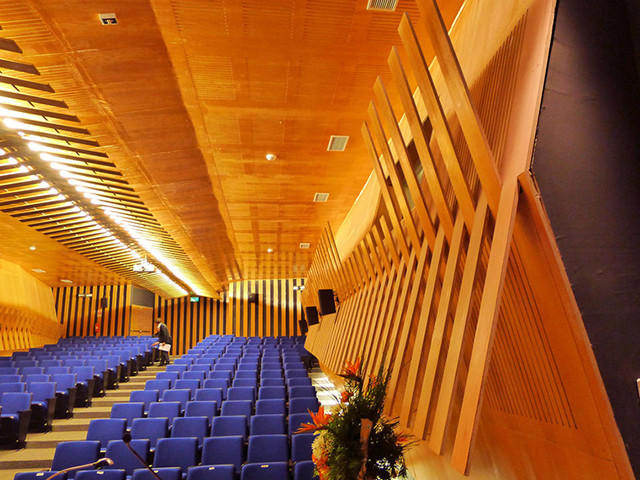建筑设计师设计智利SantoTomas学院中心