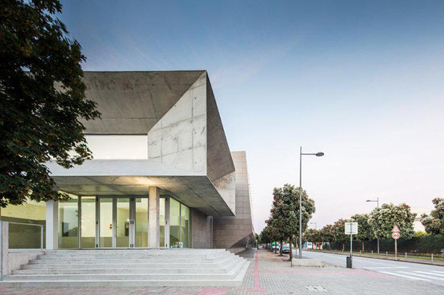 建筑师设计：葡萄牙悬挑入口空间的体育中心
