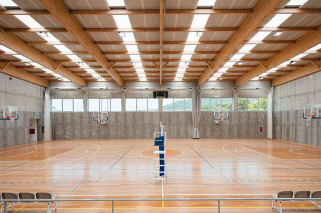 建筑师设计：葡萄牙悬挑入口空间的体育中心