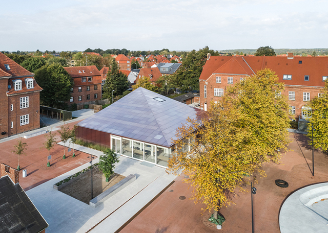 建筑师与景观工程师联合打造丹麦小城的艺术之家