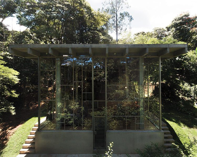 年轻建筑师团队打造巴西树林中的玻璃图书馆