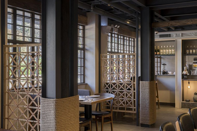 丽江古色古香的必胜客餐厅室内设计