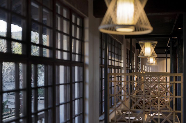 丽江古色古香的必胜客餐厅室内设计