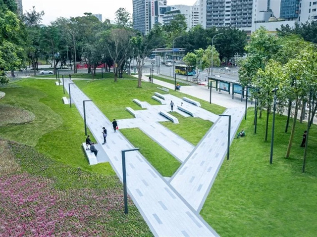 景观设计师精心设计城市公共空间